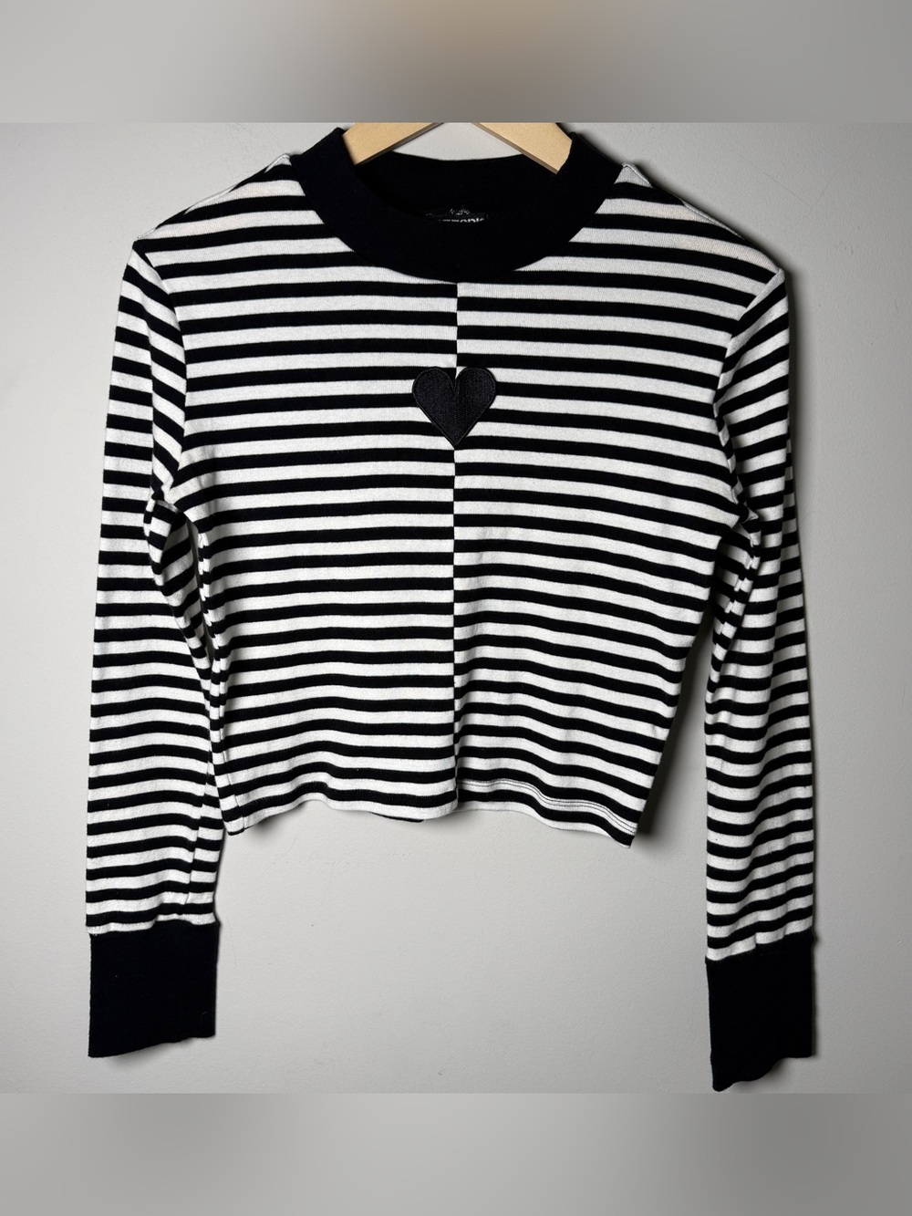 Hot Topic Black White Stripe Crop Top Heart Patch Long Sleeve Color Block L - Picture 2 of 9